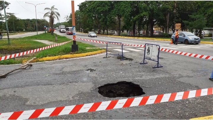 Nuevo hueco vial cerca del Parque El Cardenalito al Este de Barquisimeto