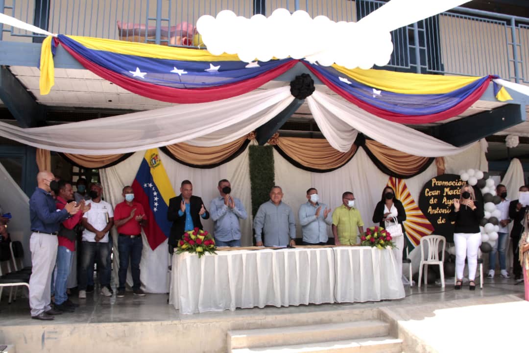 Gobernador Adolfo Pereira festeja la graduación de 150 bachilleres en la ciudad de El Tocuyo