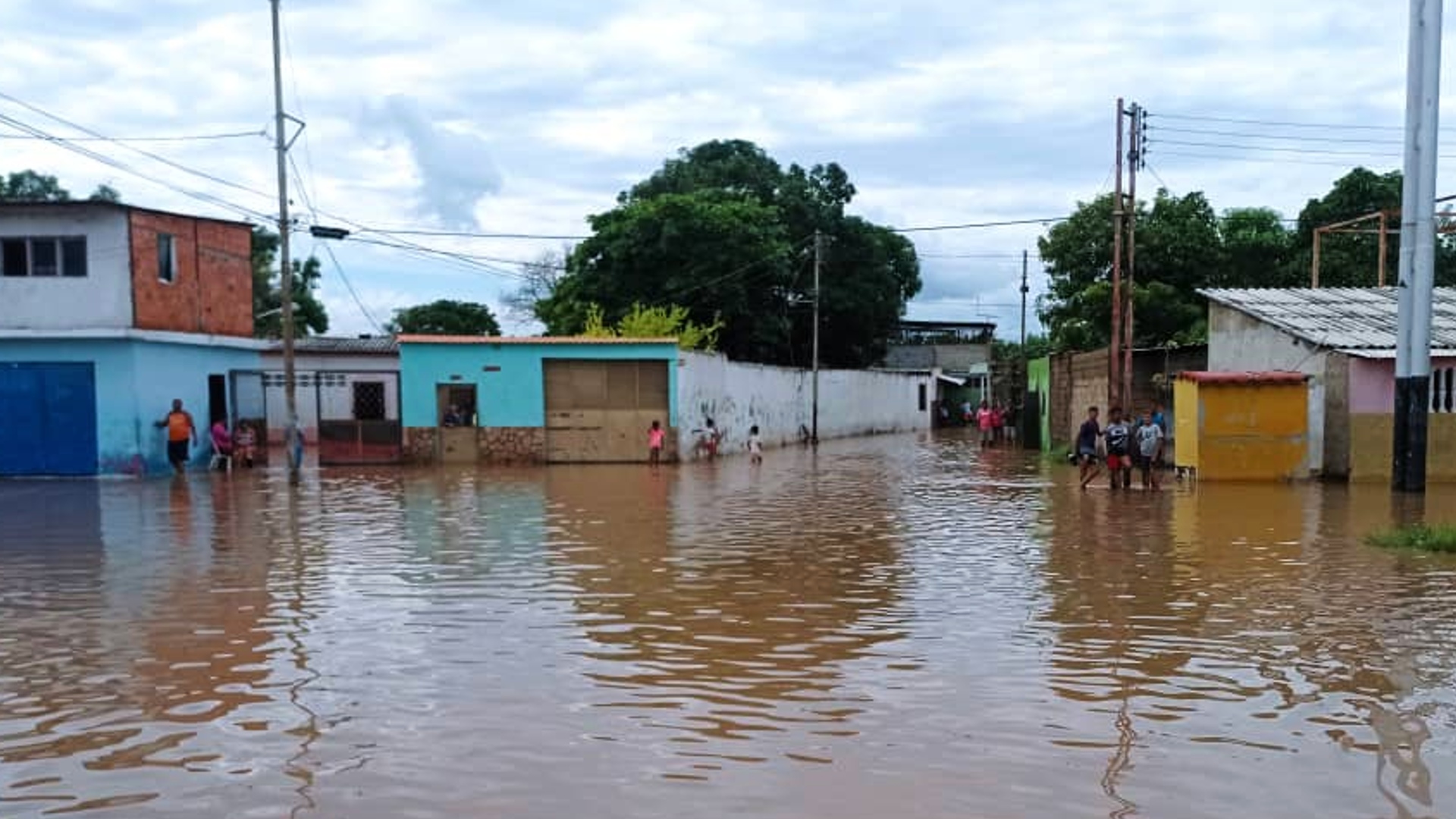 Más de 600 viviendas inundadas tras desbordamiento de río en Sucre