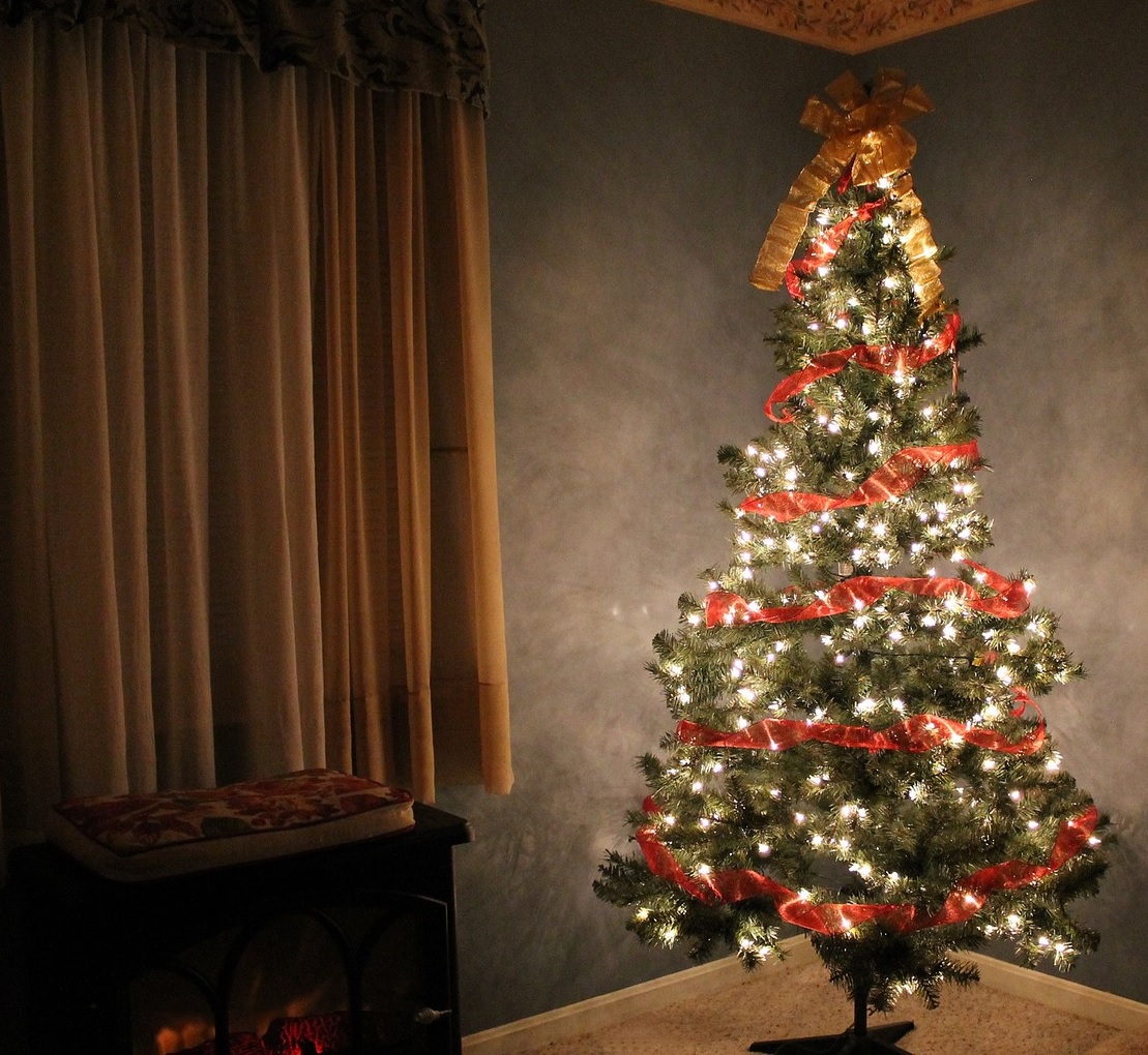 Evite incendios en casa instalando protectores a las luces de Navidad