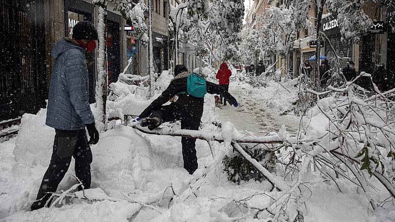 Temporal de nieve en Atenas obliga al cierre de escuelas y comercios