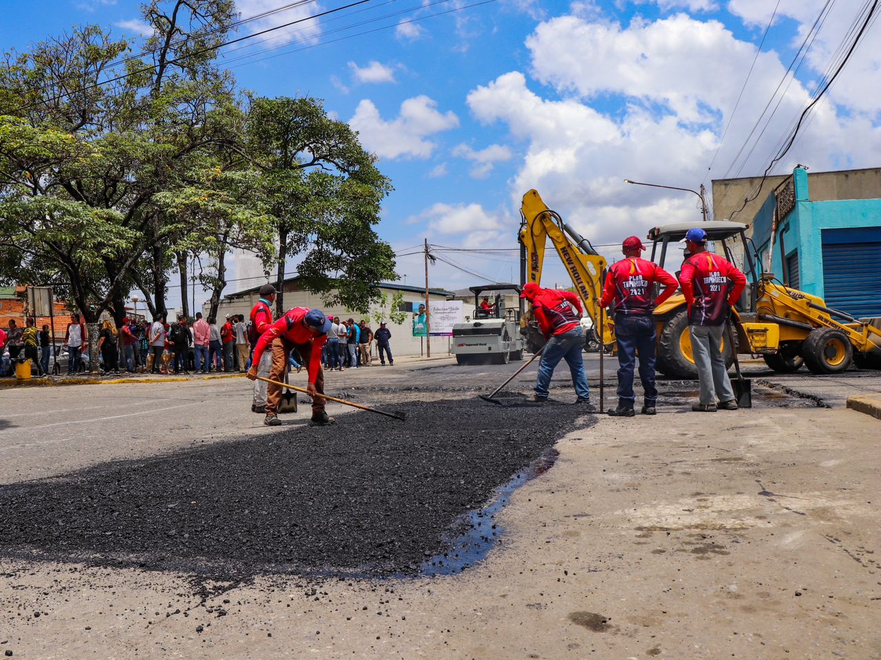 Aplican 606 toneladas de asfalto a la Av. Carabobo de Barquisimeto