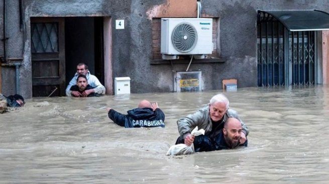 Nueve fallecidos y 20 mil evacuados tras inundaciones en Italia por las lluvias