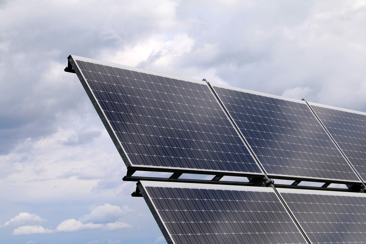 Cómo funcionan los sistemas de energía solar en lo técnico, financiero y ambiental