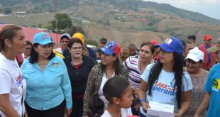 Gobernadora Carmen Meléndez inspecciona construcción de viviendas en Andrés Eloy Blanco