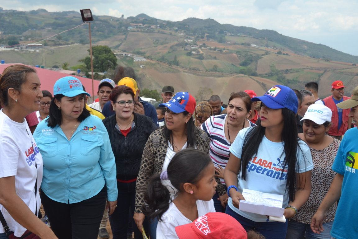 Gobernadora Carmen Meléndez inspecciona construcción de viviendas en Andrés Eloy Blanco