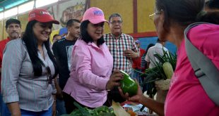 Gobernadora Meléndez hizo entrega de insumos y crédito a productores larenses