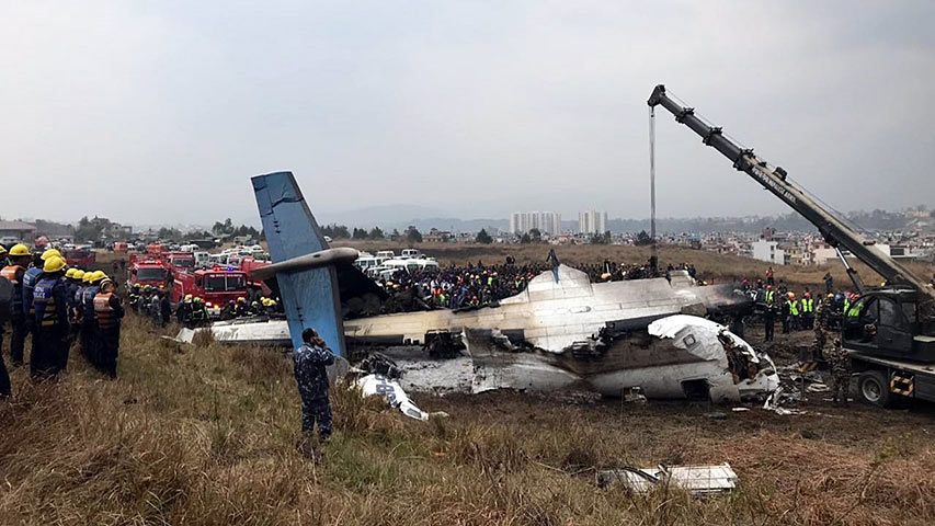 49 muertos deja avión estrellado en Nepal