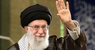 El líder supremo iraní, Alí Jameneí, saluda a los asistentes durante una reunión con trabajadores iraníes, en Teherán.