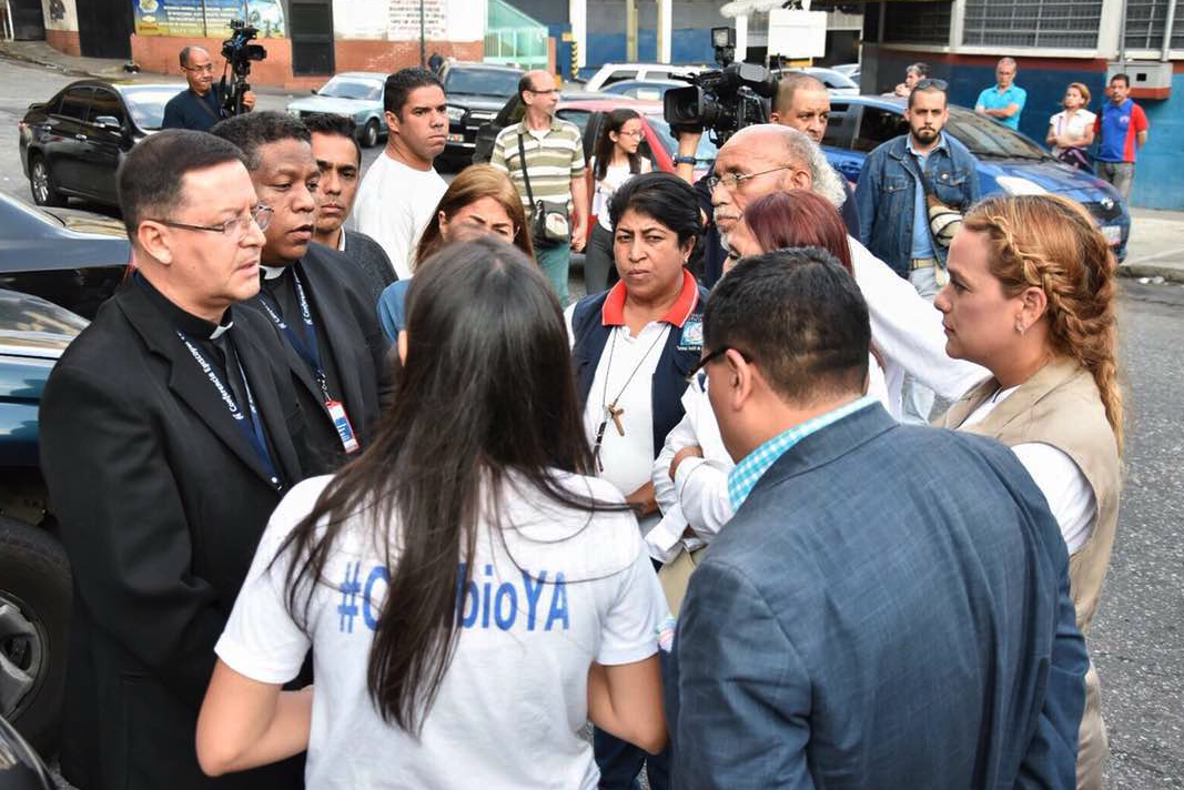 Familiares exigen libertad plena de menores y presos con boleta de excarcelación del Helicoide