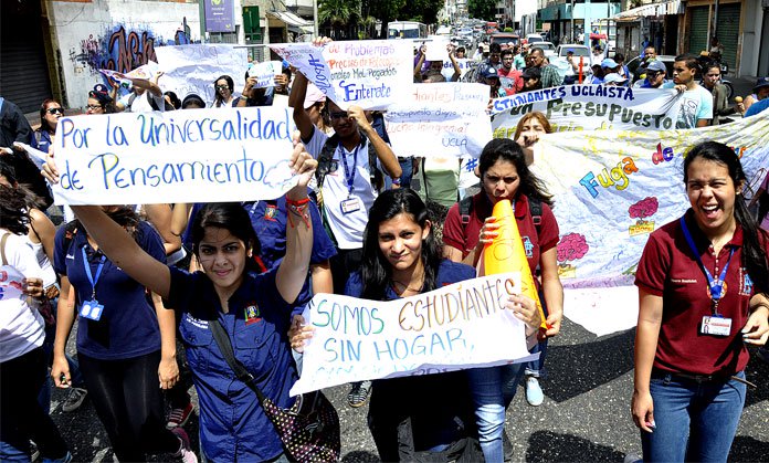 Estudiantes de la UCLA exigen restitución del servicio de comedor y transporte