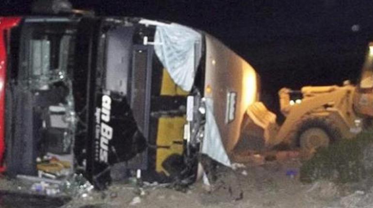 Un muerto y más de 30 heridos deja vuelco de autobús en el norte de ...