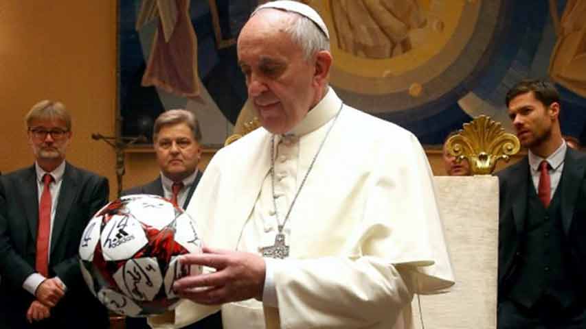 El papa desea que el Mundial de fútbol favorezca la paz entre países