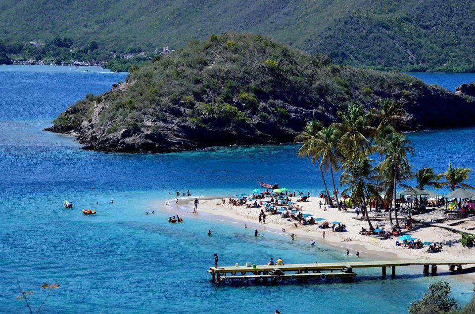 Más de 40 toldos fueron robados en isla de Plata en Mochima