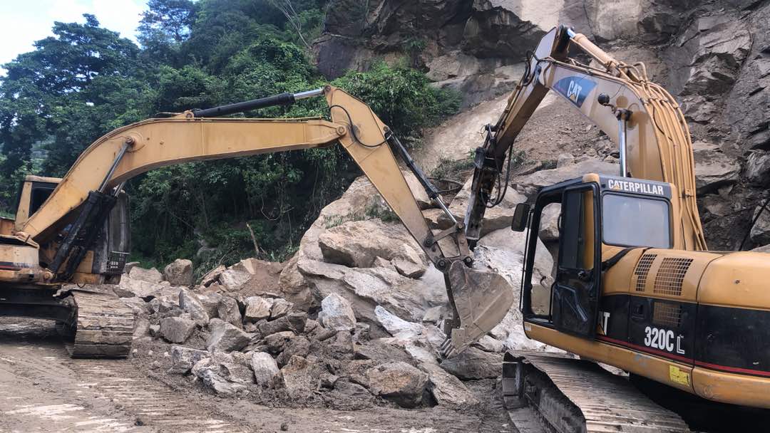 Continúan los trabajos en la autopista Valencia-Puerto Cabello por un deslizamiento de tierra