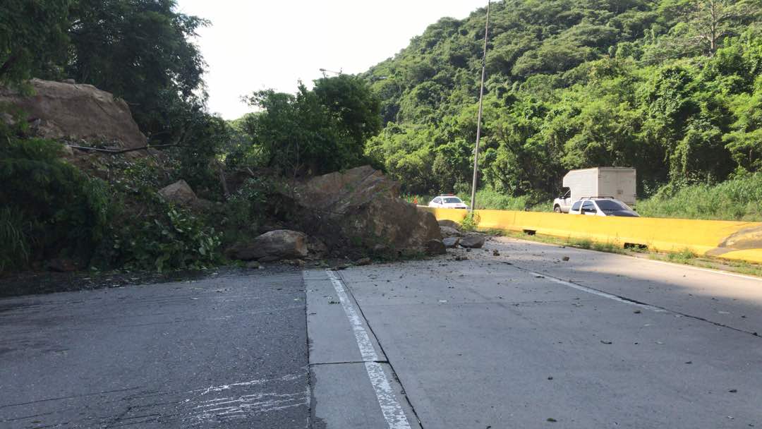 Cerrado el paso vehicular en la carretera Valencia-Puerto Cabello por deslizamiento de tierra