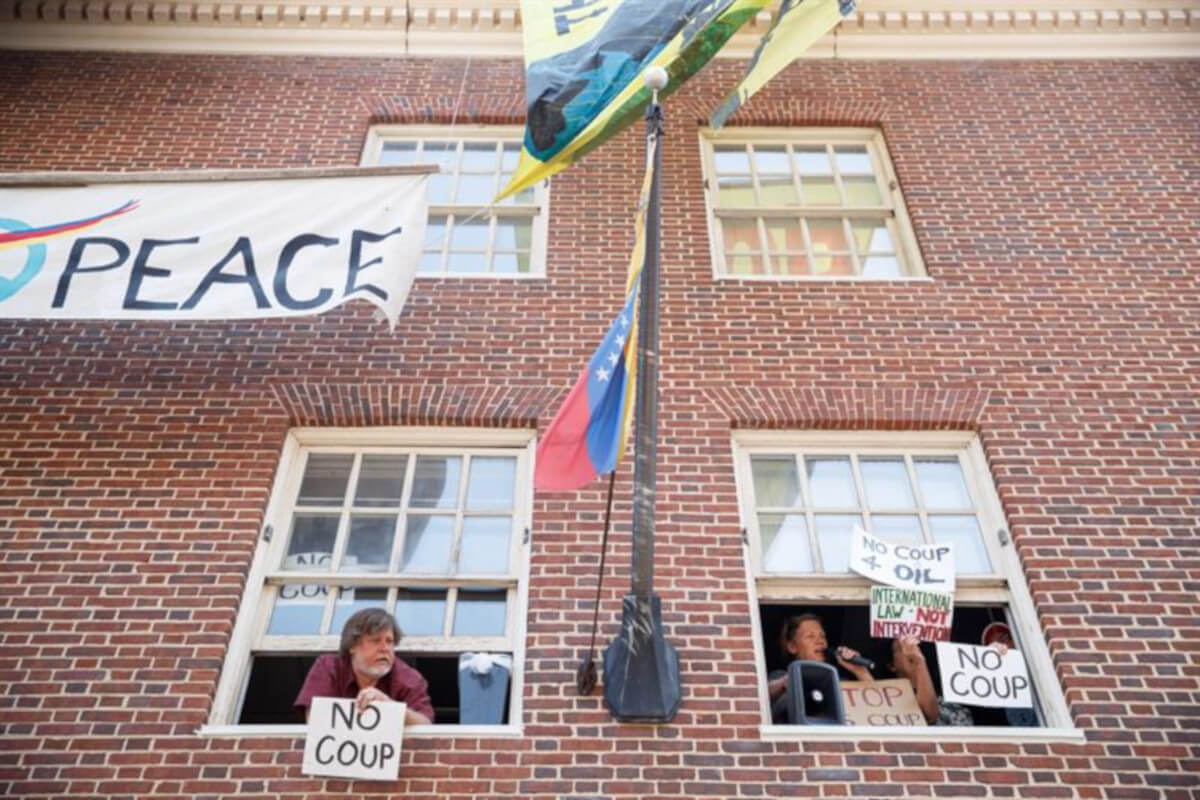 Policía entra en la Embajada de Venezuela en Washington y detiene a 4 activistas