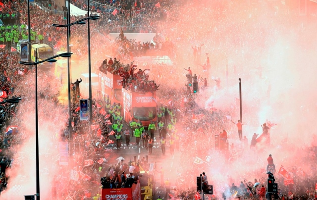 Marea roja celebra la Champions del Liverpool