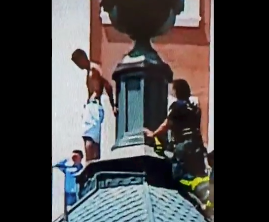 Bomberos de Madrid logran convencer a joven que desistiera de lanzarse de un hotel