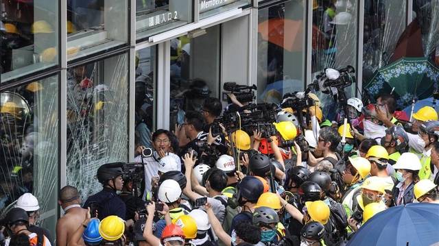 Hongkoneses llaman a una nueva marcha a pesar de advertencia de daños en la economía