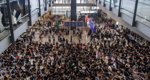 Manifestantes hongkoneses en Aeropuerto