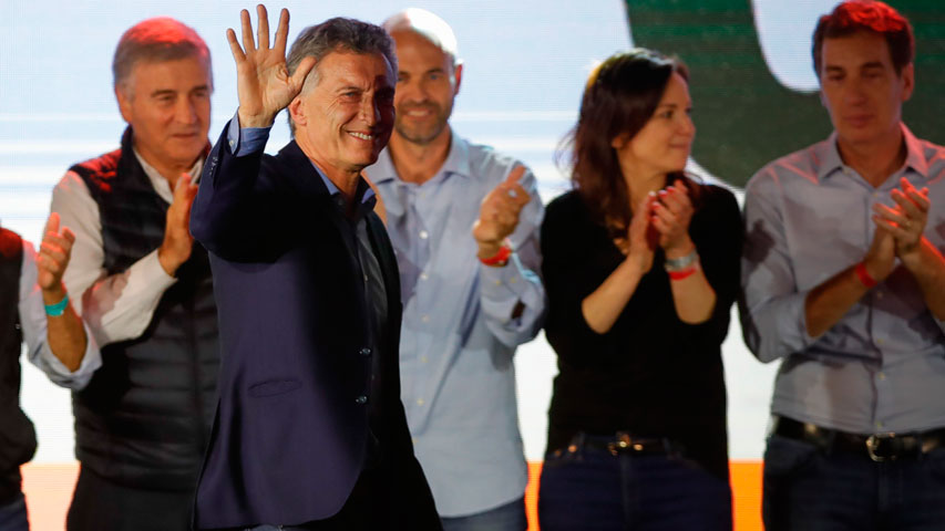 Macri felicita al presidente electo y dice que lo ha invitado a tener una discusión