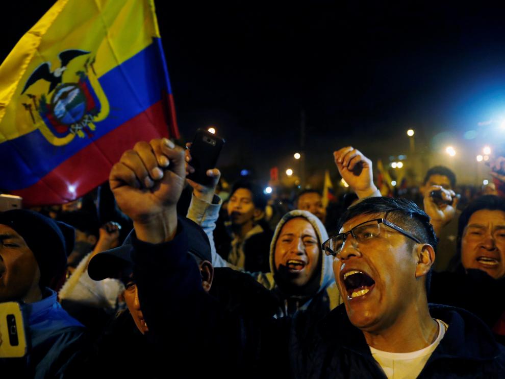 Ecuatorianos festejan el final de doce días de batalla campal