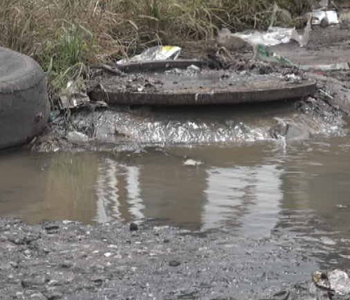 Más de un año con un colapso de aguas servidas tienen los habitantes de La Carucieña