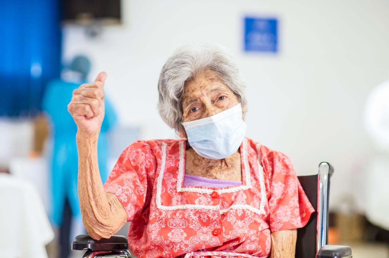El Salvador comienza a vacunar a personas mayores de 80 y 50 años con condiciones preexistentes