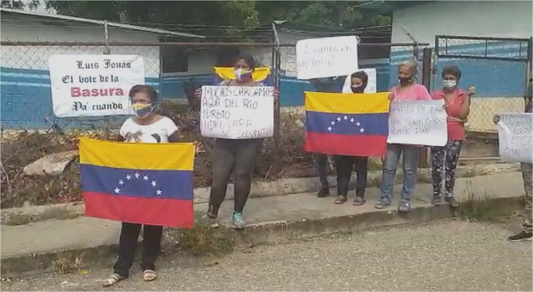 Vecinos de Santo Domingo exigen recolección de desechos sólidos y escombros tras limpieza de escuela