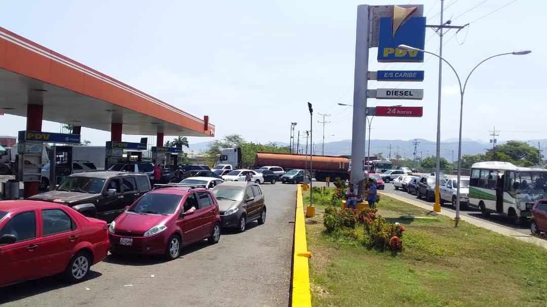 Hasta cuatro días en cola para surtir vehículos de combustible en Lara