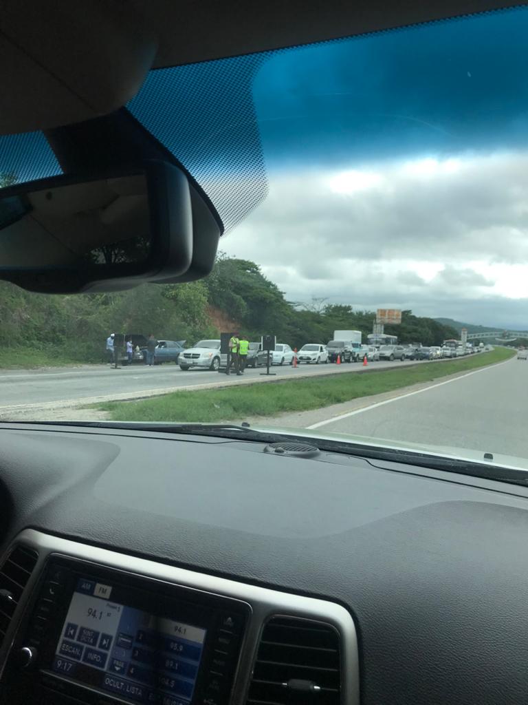 Persisten largas colas vehiculares a la espera de suministro de combustible en Lara