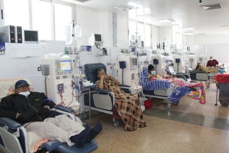 Pacientes crónicos en Zulia denuncian tener que caminar hasta hospitales por falta por gasolina