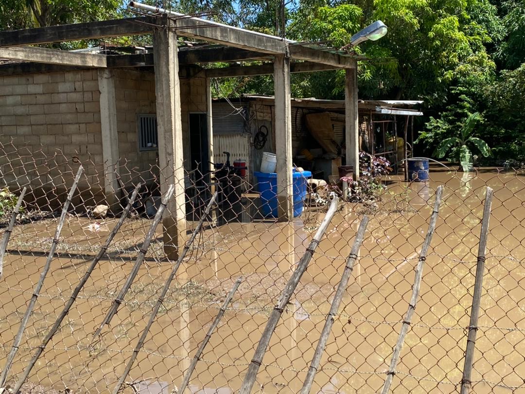 Dip. Alexander Golindano visitó sectores donde se desbordó el río Neverí en Anzoátegui