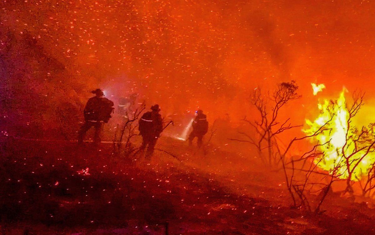 Ola de calor en California entorpece trabajos para contener incendios