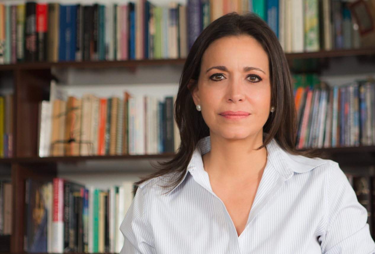 Más de 260 mujeres firman un documento exigiendo libertad de Jeanine Añez