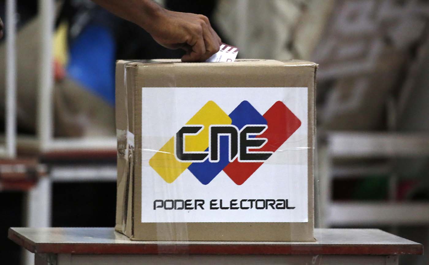 A voter casts a ballot during the Constituent Assembly election in Caracas, Venezuela, July 30, 2017. REUTERS/Carlos Garcia Rawlins