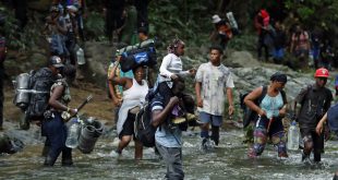 ACOMPAÑA CRÓNICA: CRISIS MIGRATORIA***AME7381. ACANDÍ (COLOMBIA), 01/10/2021.- Fotografía del 28 de septiembre de 2021 que muestra a migrantes haitianos en su camino hacia Panamá por el Tapón del Darién en Acandi (Colombia). En la selva del Darién, los pasos y resoplidos de sofoco de los migrantes haitianos se mezclan con el ""an alè"" (""vamos"" en creole) de los ""guías"" que los llevan hasta la frontera de Panamá, algún llanto esporádico de un bebé y el estruendo del río, que pasa incesante y amenazante a su lado. EFE/ Mauricio Dueñas Castañeda