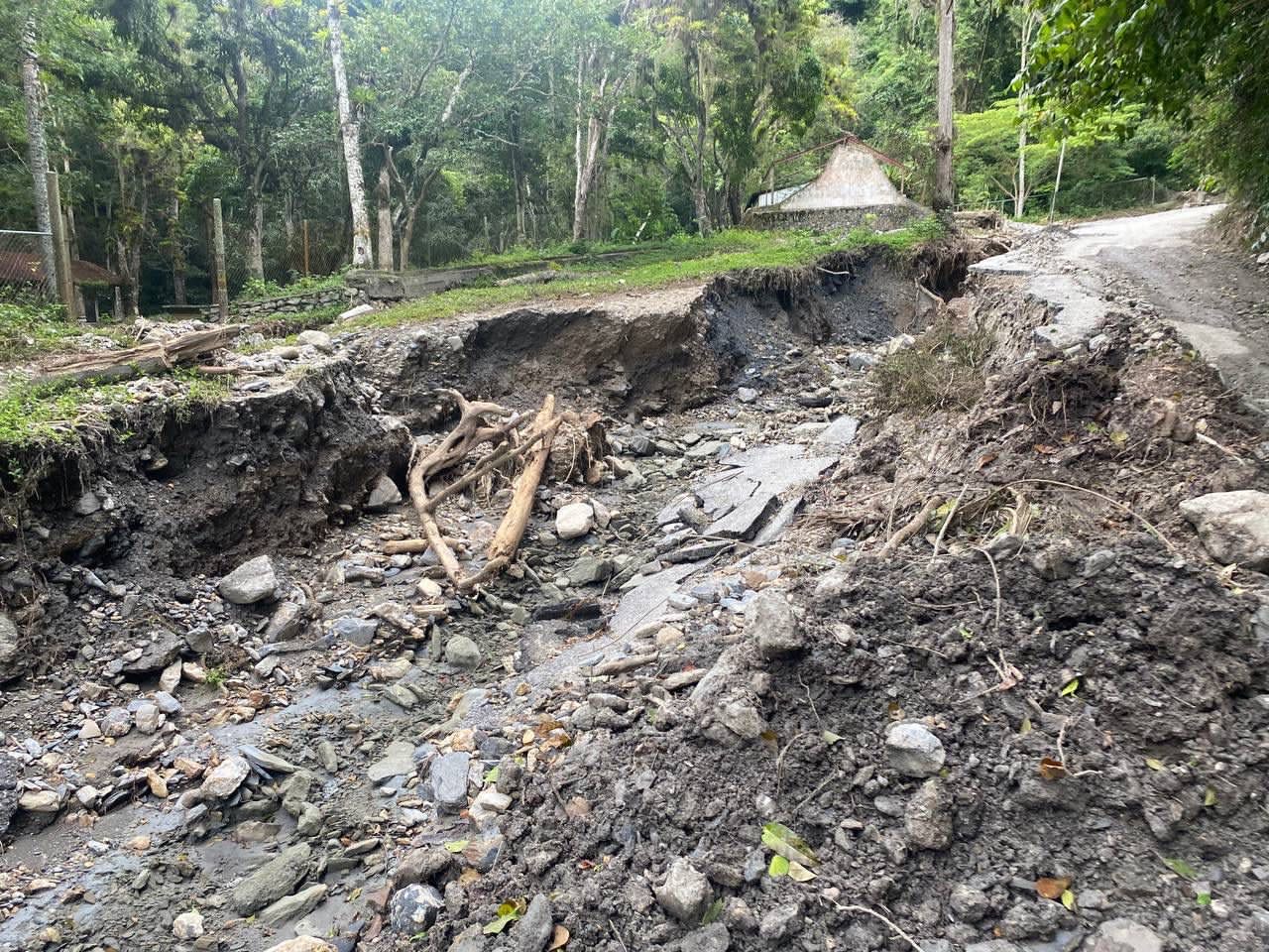 En 60 % avanzan trabajos de canalización de quebradas y vías en la parroquia Juáres