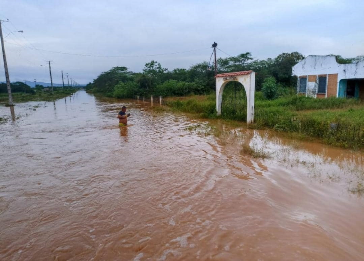 Desbordamiento del Río Unare obliga el cierre de la vía entre Boca de Uchire y Clarines