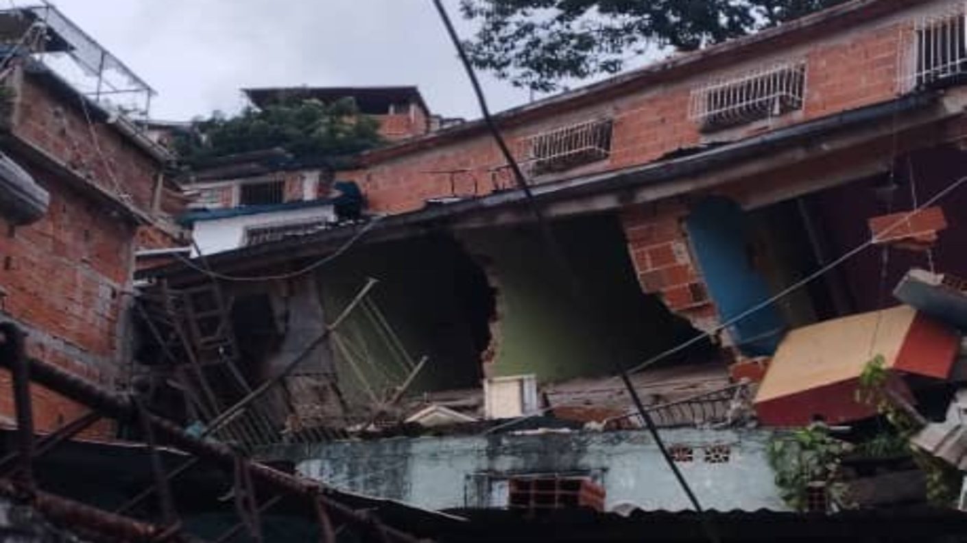 Anegaciones de vías y varias viviendas afectadas por lluvias en Miranda