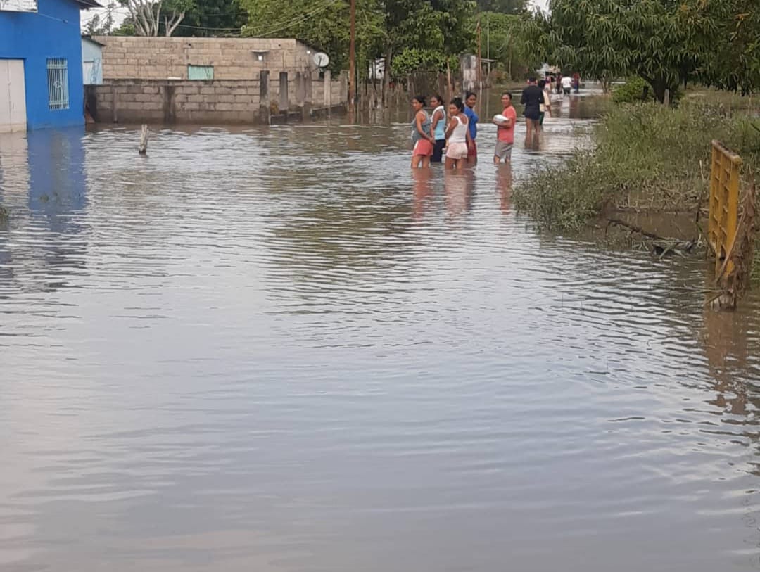 Atienden a familias afectadas por inundaciones en el municipio Colón del Zulia