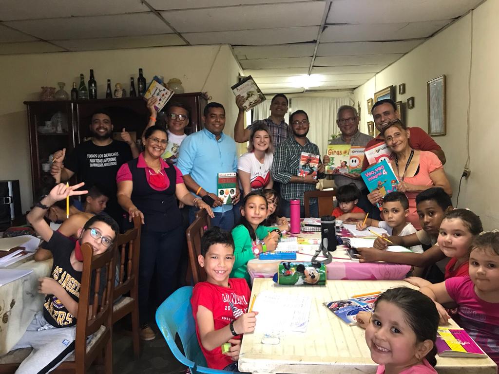 Conc. Elizabeth Martínez: Educa con Voluntad entregó útiles escolares en 10 parroquias de Maracaibo