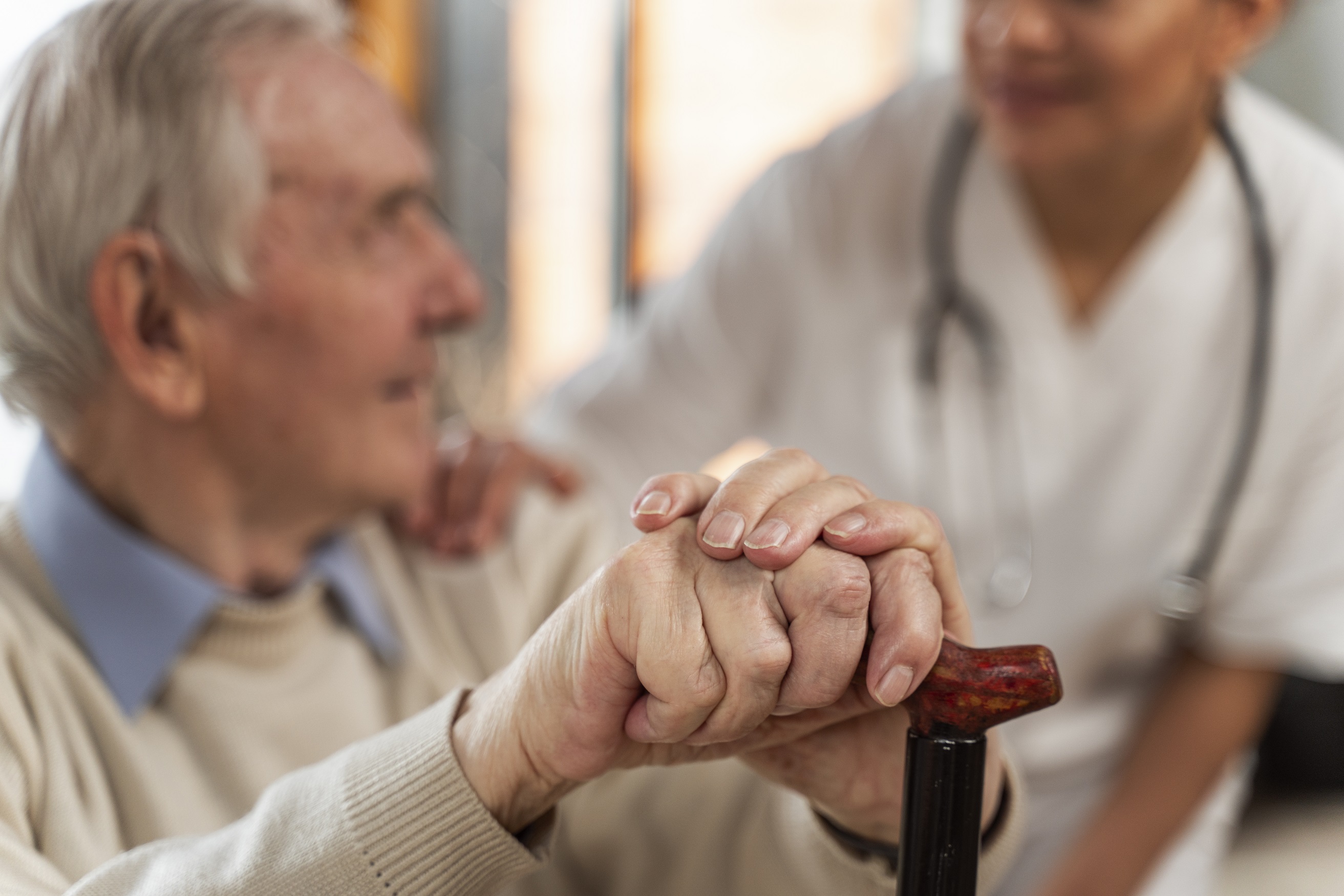 ¿Cuando un abuelo vive en un hogar de cuidado se le separa del mundo?