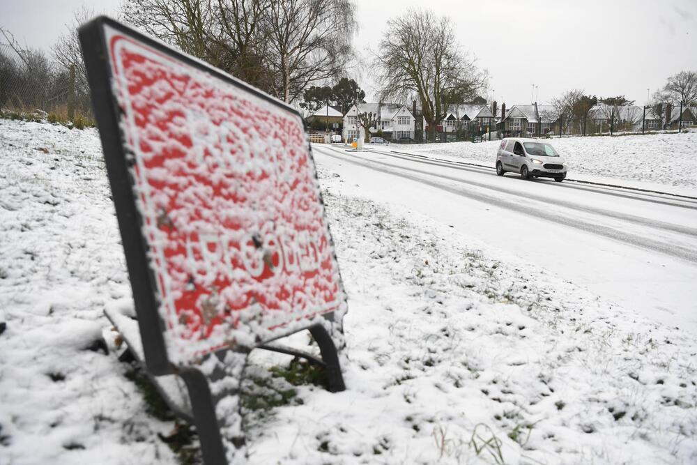 Reino Unido registra fuerte nevada que paraliza el transporte