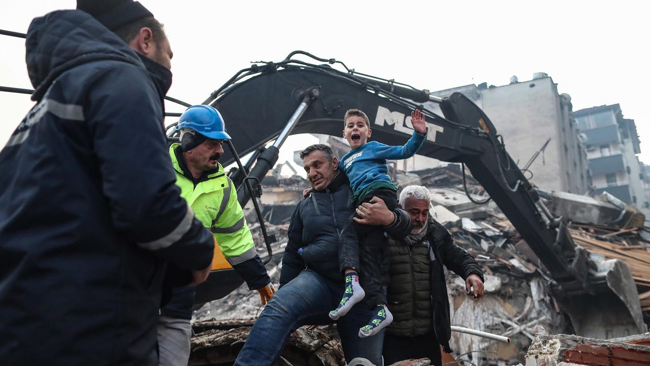 Llega a 17 mil los fallecidos por terremotos en Turquía y Siria