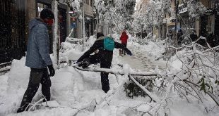 Temporal de nieve en Atenas obliga al cierre de escuelas y comercios
