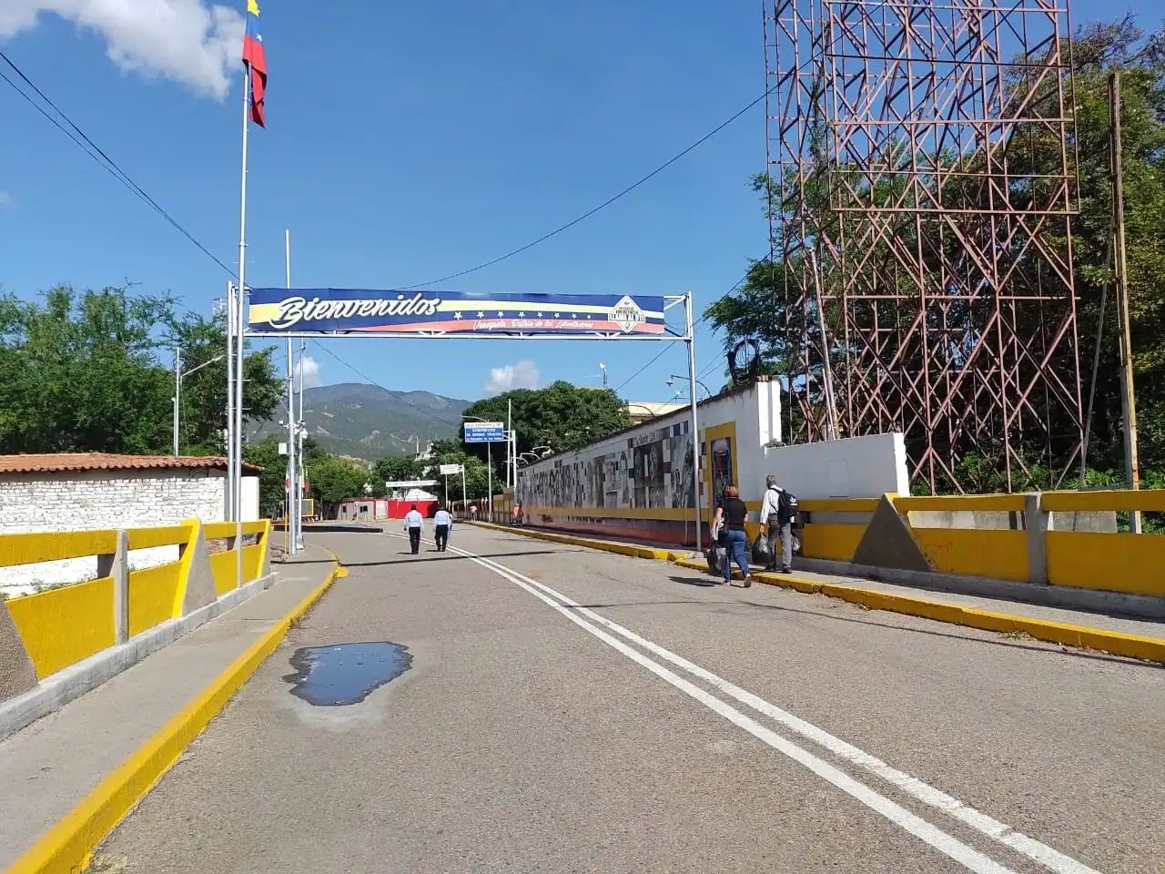 Habilitaron tres puentes internacionales para cruzar la frontera en vehículos particulares