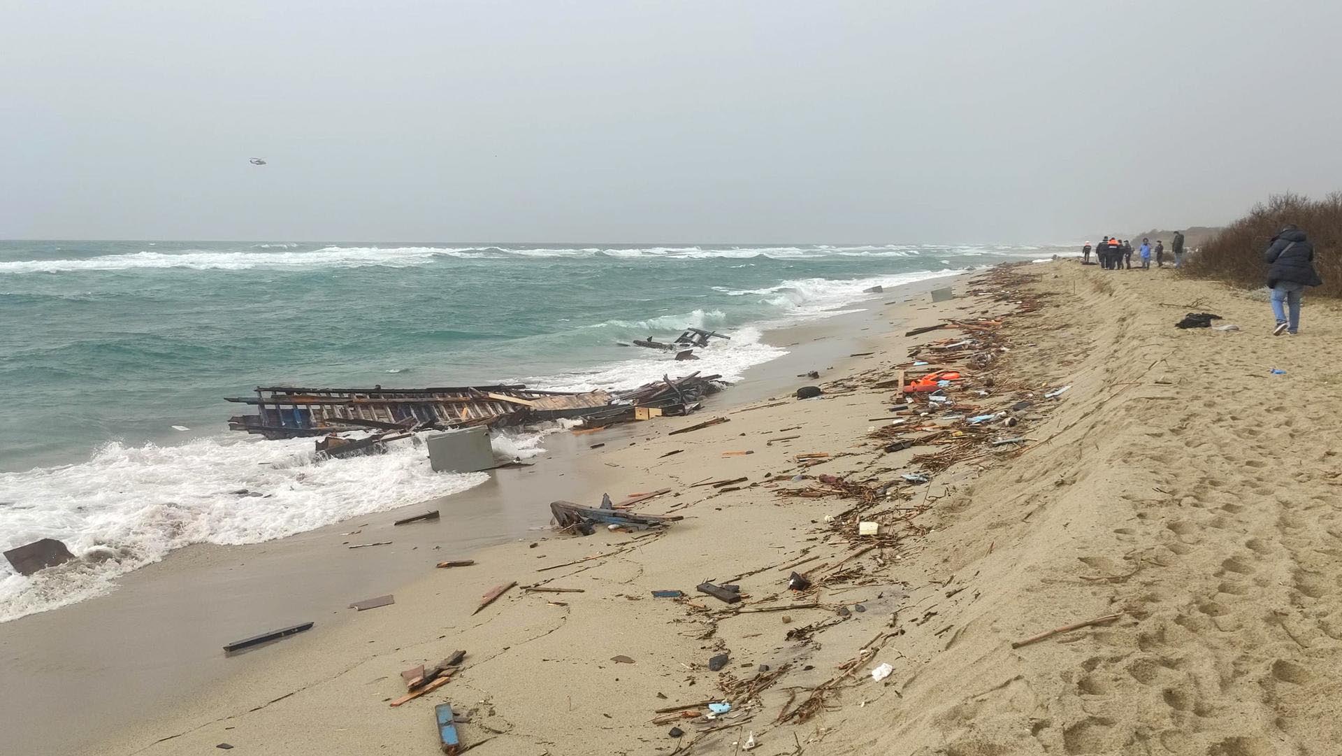 Ascendió a más de 100 los fallecidos en el naufragio de Calabria al sur de Italia