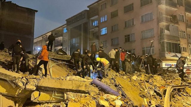 Más de 1.500 muertos entre Siria y Turquía por terremoto de 7,8 grados